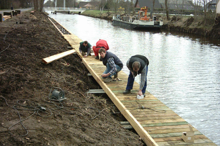 Siemer Werft Barßel-Reekenfeld - Bau der neuen Steganlage 2004